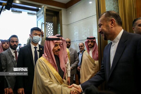 دیدار حسین امیرعبداللهیان و فیصل بن فرحان آل سعود وزرای امور خارجه ایران و عربستان سعودی پس از احیای روابط دیپلماتیک در پکن - اسپوتنیک ایران  