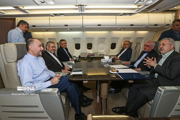 حسین امیرعبداللهیان وزیر امور خارجه ایران در هواپیما هنگام سفر به پکن - اسپوتنیک ایران  