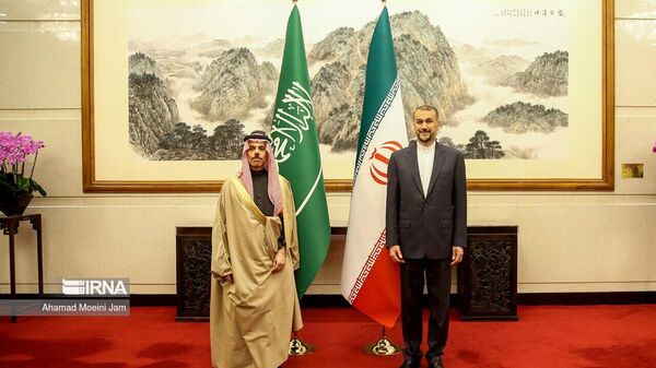 Встреча глав МИД Ирана и Саудовской Аравии Хосейн Амира Абдоллахиана и Фейсал бен Фархана Аль Сауд после восстановления дипотношений в Пекине - اسپوتنیک ایران  