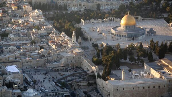 Вид с высоты птичьего полета на Старый город Иерусалима, мечети Купол Скалы и Стену Плача - اسپوتنیک ایران  