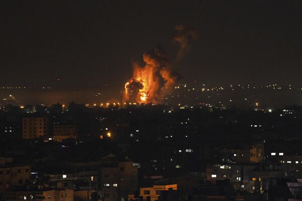 در پی حمله هوایی اسرائیل به مرکز نوار غزه، آتش و دود به آسمان بلند شد - اسپوتنیک ایران  
