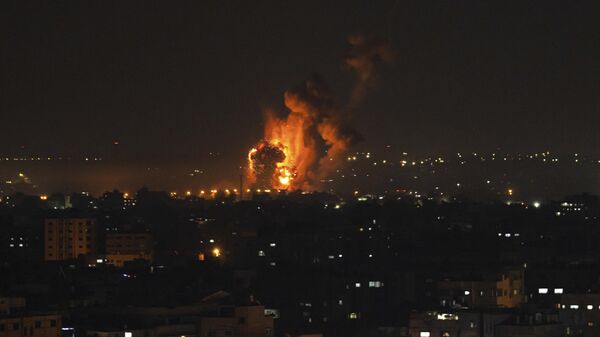 Огонь и дым поднимаются после израильского авиаудара, Палестина - اسپوتنیک ایران  