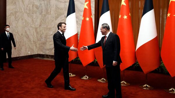 Президент Франции Эммануэль Макрон во время встречи с  премьером Государственного совета КНР Ли Цяном в Пекине - اسپوتنیک ایران  