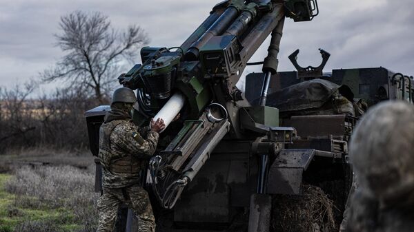 Украинский военнослужащий готовится открыть огонь из самоходной гаубицы CAESAR по российским позициям на востоке Украины - اسپوتنیک ایران  