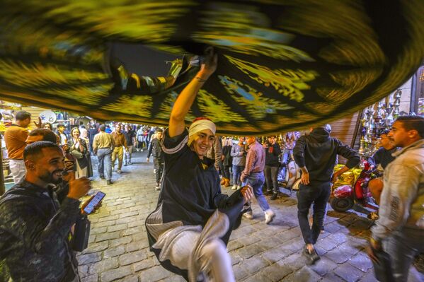   یک درویش در حین اجرای  نمایش سنتی در ماه مبارک رمضان در خیابان المعز در قاهره، مصر، شامگاه سه‌شنبه، ۴ آوریل ۲۰۲۳ - اسپوتنیک ایران  