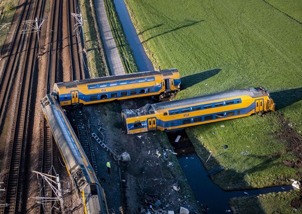 خروج  یک قطار  از ریل در Voorschoten  در 4 آوریل 2023،   حداقل یک نفر در این حادثه در اثر برخورد  قطار مسافربری پرسرعت با تجهیزات ساختمانی سنگین  در نزدیکی لاهه، هلند، جان خود را از دست داد و 30 نفر مجروح شدند.  - اسپوتنیک ایران  