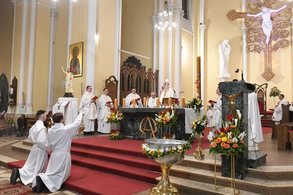 مراسم عید پاک در کلیسای جامع کاتولیک مریم مقدس در مسکو - اسپوتنیک ایران  