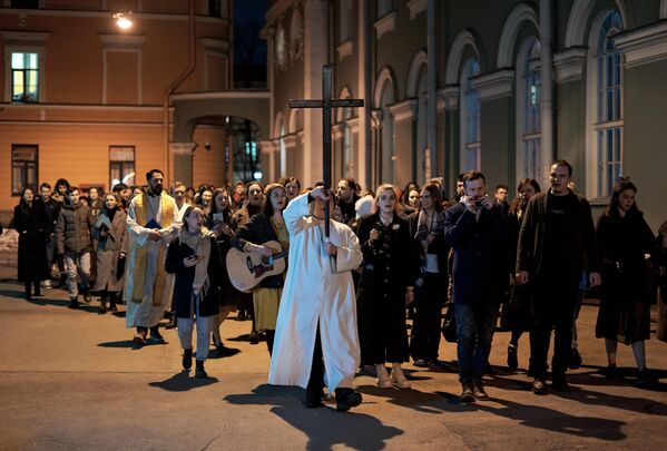 راهپیمایی در مراسم عید پاک در اطراف کلیسای سنت آنا آننکرچه در سن پترزبورگ - اسپوتنیک ایران  
