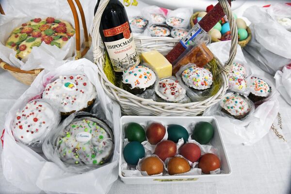 کیک و تخم مرغ عید پاک در کلیسای کاتولیک مادر مقدس در ولادیواستوک - اسپوتنیک ایران  