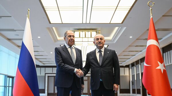 Министр иностранных дел РФ Сергей Лавров (слева) и министр иностранных дел Турции Мевлют Чавушоглу во время встречи в Анкаре - اسپوتنیک ایران  