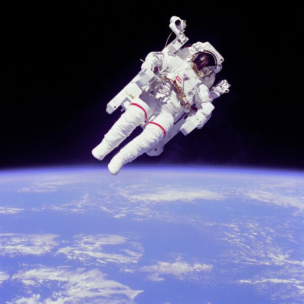 فضانورد Bruce McCandless II، متخصص ماموریت، در یک فعالیت خارج از وسیله نقلیه، چند متر دورتر از کابین شاتل فضایی چلنجر.او از یک واحد مانور سرنشین دار با پیشرانه نیتروژنی  استفاده می کند. او این فعالیت خارج از وسیله نقلیه را بدون اتصال به شاتل انجام می دهد. - اسپوتنیک ایران  