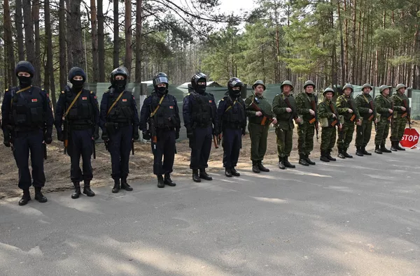Бойцы сил территориальной обороны во взаимодействии с подразделениями правоохранительных органов Белоруссии отрабатывают действия при возможном прорыве диверсионно-разведывательных групп Бойцы сил территориальной обороны во взаимодействии с подразделениями правоохранительных органов Белоруссии отрабатывают действия при возможном прорыве диверсионно-разведывательных групп