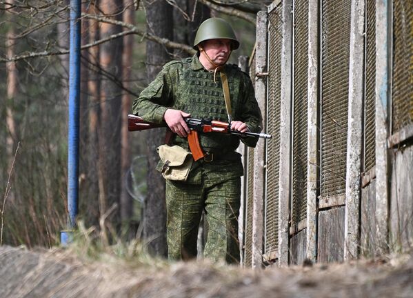  سرباز ذخیره ای که فراخوانده شده است،  از اردوگاه دفاع بلاروس در نزدیکی بوریسوف دراستان مینسک محافظت کند. - اسپوتنیک ایران  