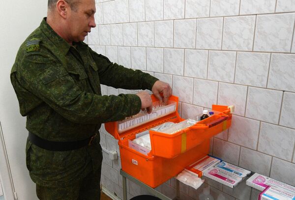 یک پزشک نظامی در واحد پزشکی اردوگاه دفاع بلاروس در نزدیکی بوریسوف در استان مینسک. - اسپوتنیک ایران  