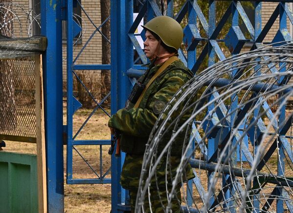 سرباز ذخیره ای که فراخوانده شده است،  از اردوگاه دفاع بلاروس در نزدیکی بوریسوف دراستان مینسک محافظت کند. - اسپوتنیک ایران  