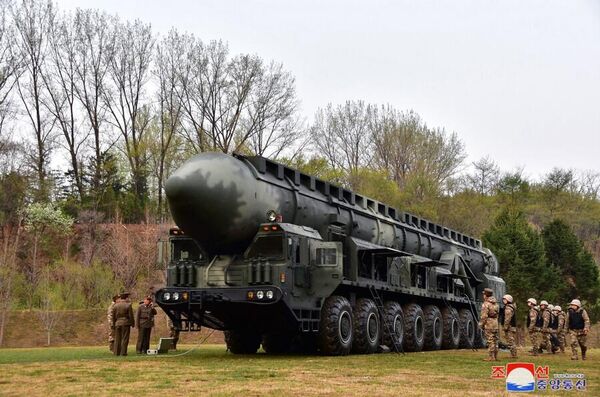 کیم جونگ اون بر اولین پرتاب آزمایشی موشک بالستیک قاره پیما جدید هواسونگ -18 نظارت کرد.این پرتاب، یکی دیگر از مظاهر قدرت واقعی، نشان دهنده توسعه بی وقفه نیروهای مسلح استراتژیک کره شمالی می باشد. - اسپوتنیک ایران  