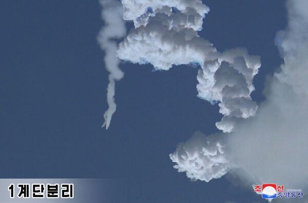 کیم جونگ اون بر اولین پرتاب آزمایشی موشک بالستیک قاره پیما جدید هواسونگ -18 نظارت کرد.این پرتاب، یکی دیگر از مظاهر قدرت واقعی، نشان دهنده توسعه بی وقفه نیروهای مسلح استراتژیک کره شمالی می باشد. - اسپوتنیک ایران  