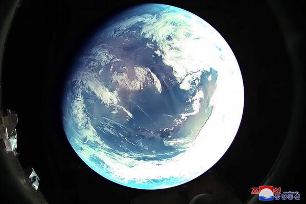 کیم جونگ اون بر اولین پرتاب آزمایشی موشک بالستیک قاره پیما جدید هواسونگ -18 نظارت کرد.این پرتاب، یکی دیگر از مظاهر قدرت واقعی، نشان دهنده توسعه بی وقفه نیروهای مسلح استراتژیک کره شمالی می باشد. - اسپوتنیک ایران  