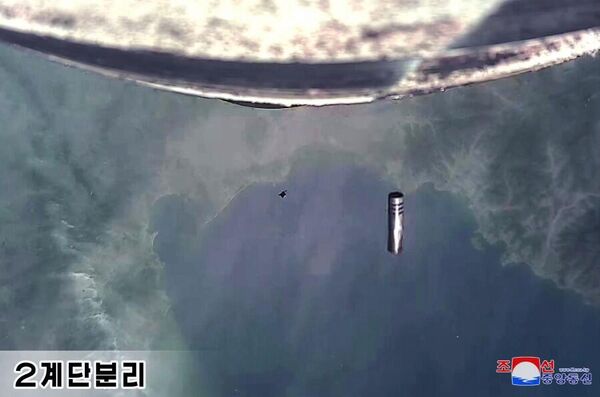 کیم جونگ اون بر اولین پرتاب آزمایشی موشک بالستیک قاره پیما جدید هواسونگ -18 نظارت کرد.این پرتاب، یکی دیگر از مظاهر قدرت واقعی، نشان دهنده توسعه بی وقفه نیروهای مسلح استراتژیک کره شمالی می باشد. - اسپوتنیک ایران  