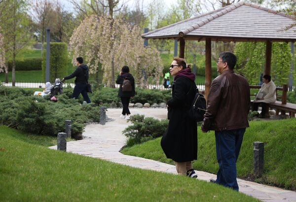 مردم در بوستان ژاپنی در شهر کراسنودار روسیه - اسپوتنیک ایران  