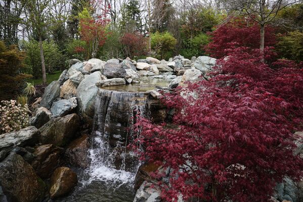 آبشار در باغ ژاپنی در کراسنودار. - اسپوتنیک ایران  