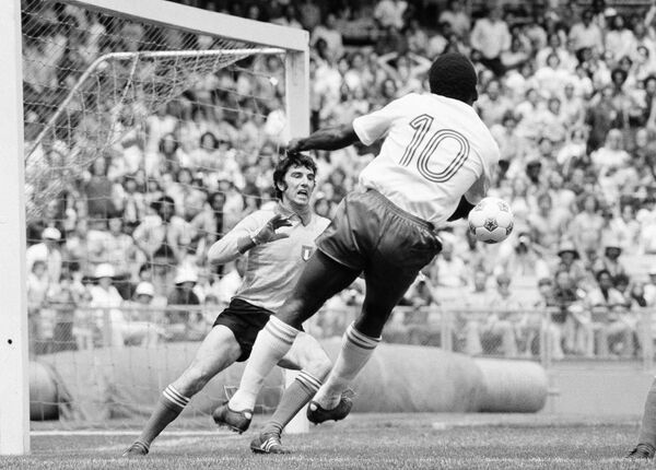 دروازه بان ایتالیایی، دینو زوف، تلاش پله از تیم آمریکا را در جریان بازی افتتاحیه جام دویستمین سال فوتبال آمریکا در واشنگتن، یکشنبه، 23 می 1976، ناکام گذاشت. ایتالیا 4 بر 0 پیروز شد.  - اسپوتنیک ایران  