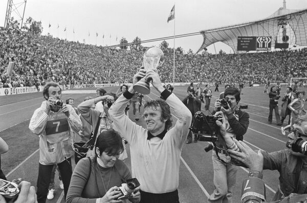 فینال جام جهانی فوتبال ۱۹۷۴ در مونیخ آلمان غربی مقابل هلند. مایر دارنده جام جهانی فوتبال 1974 - اسپوتنیک ایران  