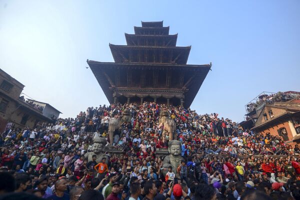 پیروان هندو در طول جشنواره &quot;بیسکت جاترا&quot;  که به مناسبت سال نو نپالی در باکتاپور در 10 آوریل 2023 برگزار می شود گرد هم می آیند. - اسپوتنیک ایران  