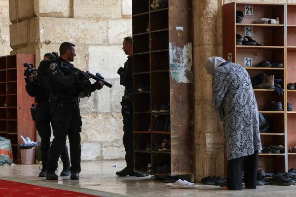 نیروهای امنیتی اسرائیل در روز 9 آوریل 2023، در طول ماه مبارک رمضان که مصادف با عید پسح یهودیان است، در محوطه مسجد الاقصی، که به عنوان مجموعه کوه معبد برای یهودیان نیز شناخته می شود، در اورشلیم نگهبانی می دهند. - اسپوتنیک ایران  