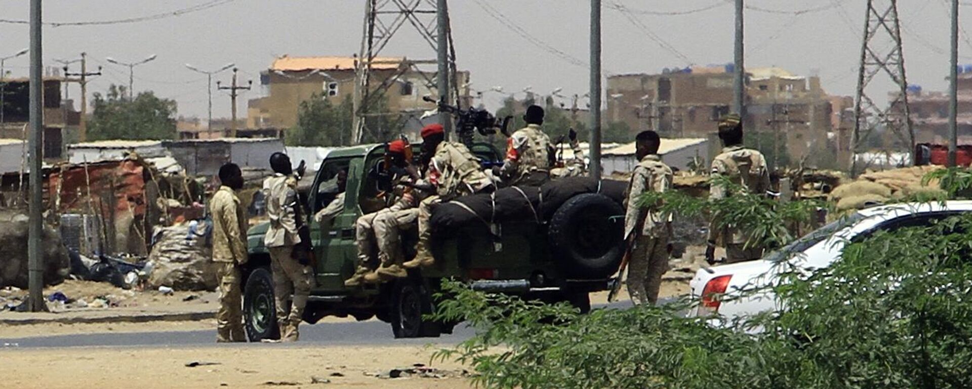 Солдаты армии размещаются в Хартуме, Судан, на фоне сообщений о столкновениях в городе, 15 апреля 2023 года  - اسپوتنیک ایران  , 1920, 16.04.2023