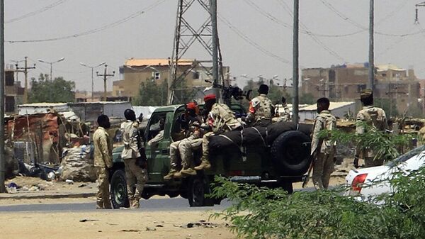 Солдаты армии размещаются в Хартуме, Судан, на фоне сообщений о столкновениях в городе, 15 апреля 2023 года  - اسپوتنیک ایران  