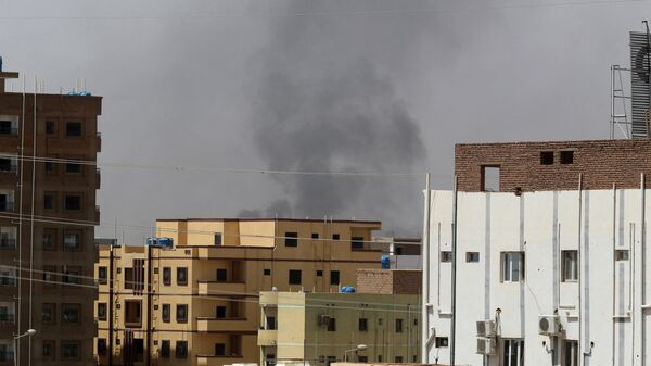 Дым над зданиями в Хартуме, Судан, на фоне сообщений о столкновениях в городе, 15 апреля 2023 года  - اسپوتنیک ایران  