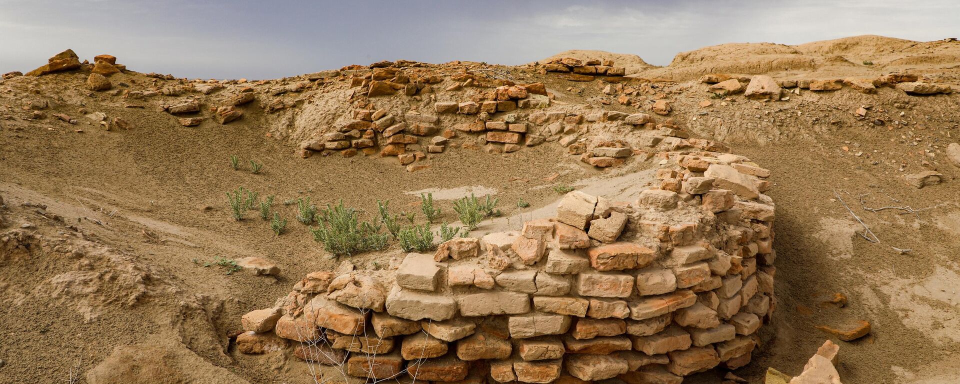 نمایی از سنگ تراشی یک سازه قدیمی در سایت باستان شناسی ام العقریب که اغلب در اثر طوفان های شن به دلیل بیابان زایی مدفون شده است، در منطقه الرفاعی در استان ذی قار در جنوب عراق - اسپوتنیک ایران  , 1920, 17.04.2023