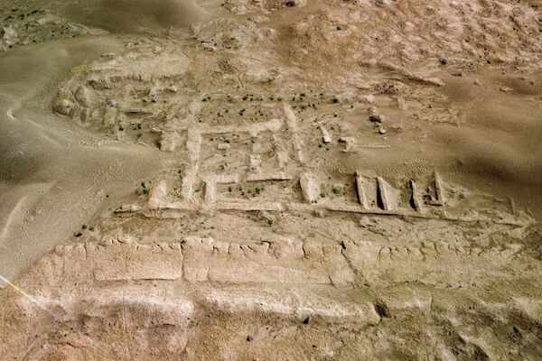 عکس هوایی از یک سازه باستانی در محوطه باستانی ام العقریب که اغلب توسط طوفان های شن مدفون شده است. - اسپوتنیک ایران  