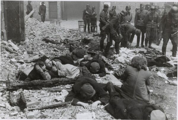 زندانیان محله یهودی نشین ورشو در طول قیام، آوریل-می 1943 - اسپوتنیک ایران  