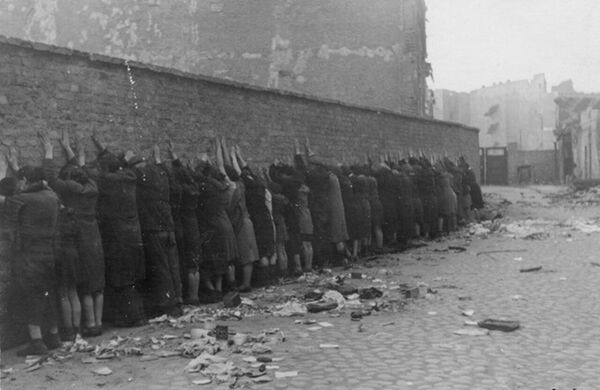 زندانیان محله یهودی نشین ورشو پس از سرکوب قیام، بهار 1943 - اسپوتنیک ایران  