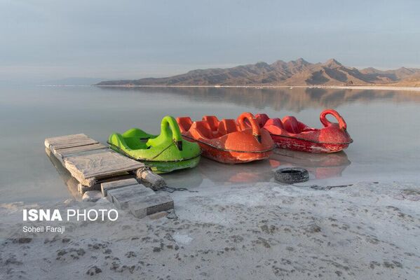 Катание на лодках - одно из развлечений, которое по достоинству ценят туристы в период затопления озера - اسپوتنیک ایران  