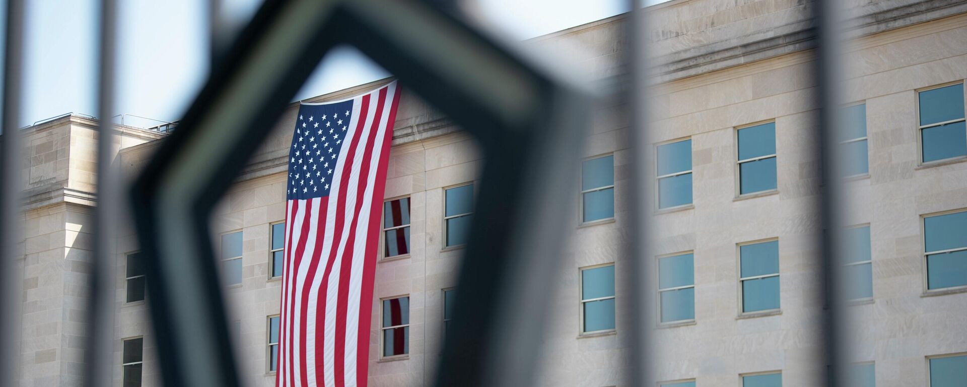 Американский флаг на здании Министерства обороны США в годовщину терактов 11 сентября, Вашингтон - اسپوتنیک ایران  , 1920, 13.05.2024
