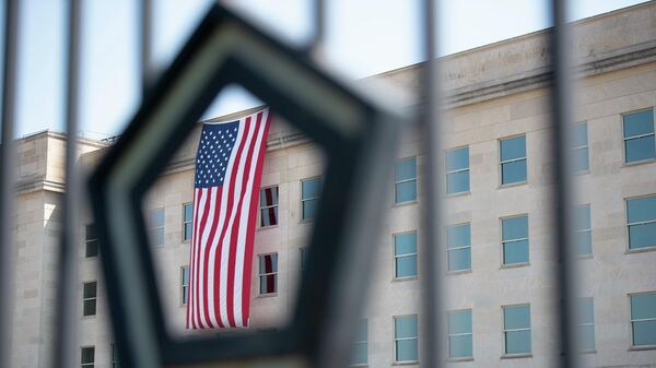 Американский флаг на здании Министерства обороны США в годовщину терактов 11 сентября, Вашингтон - اسپوتنیک ایران  