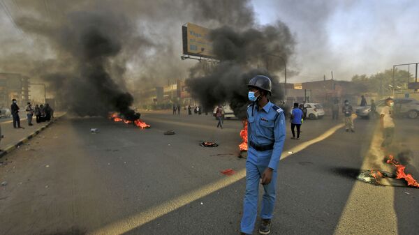 Полицейский во время протестов в Хартуме, Судан  - اسپوتنیک ایران  
