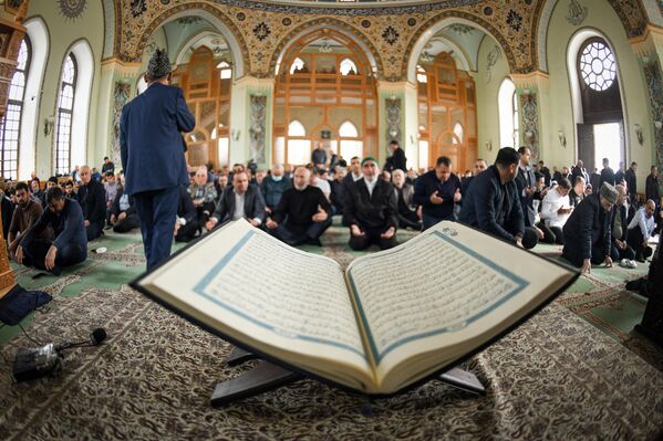 مؤمنان در روز عید سعید فطر در مسجد &quot;تیازاپیر&quot; باکو در مراسم مذهبی شرکت کردند. - اسپوتنیک ایران  