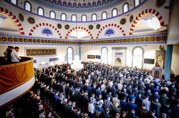 نمازگزاران در 21 آوریل 2023 در  روز عید سعید فطر در مسجد مولانا روتردام در نماز عید فطرشرکت کردند. - اسپوتنیک ایران  