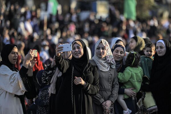 زنان مسلمان پس از نماز عید فطر عکس &quot;سلفی&quot; می گیرند. - اسپوتنیک ایران  