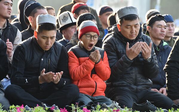 مسلمانان قرقیزستان در روز 21 آوریل 2023 در مرکز بیشکک در طول جشن های عید سعید فطر نماز می خوانند. - اسپوتنیک ایران  