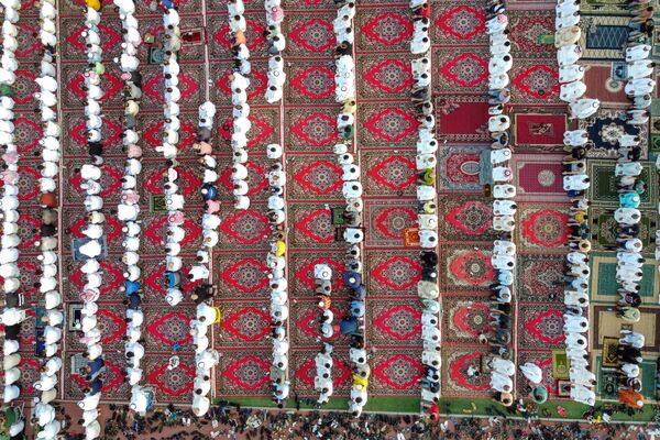 نمای استادیوم فوتبال در کویت، مکانی که در آن مسلمانان نماز عید فطر را برگزار  می کنند.   - اسپوتنیک ایران  