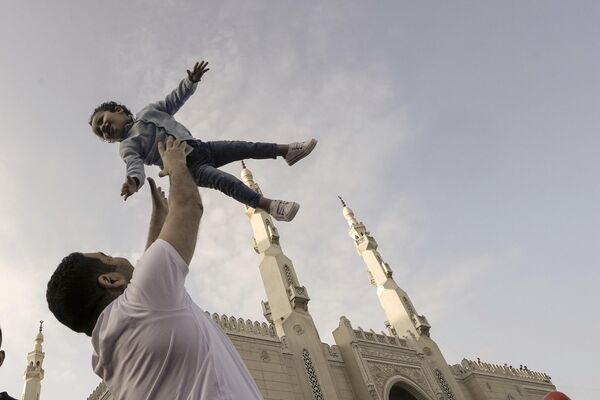 مسلمانان مصری عید سعید فطر را در کنار مسجد السدیک در قاهره، مصر جشن می گیرند. - اسپوتنیک ایران  