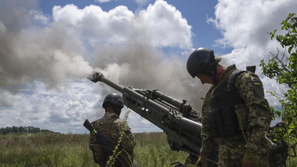 Украинские военнослужащие ведут огонь из гаубицы M777. Архивное фото - اسپوتنیک ایران  