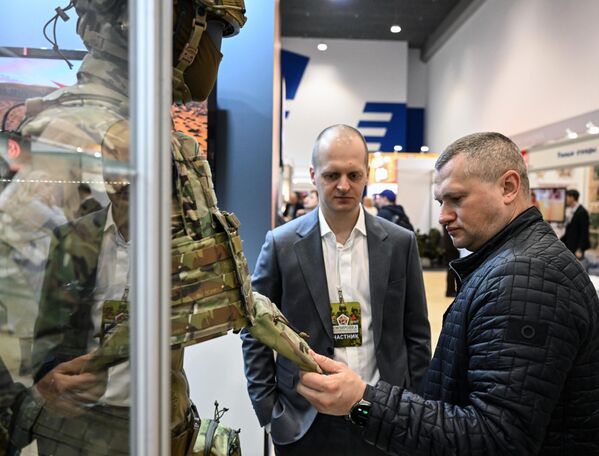 بازدید کننده تجهیزات نظامی در دومین نمایشگاه تخصصی &quot;تجهیزات&quot; در محوطه نمایشگاه دستاوردهای اقتصاد ملی - اسپوتنیک ایران  