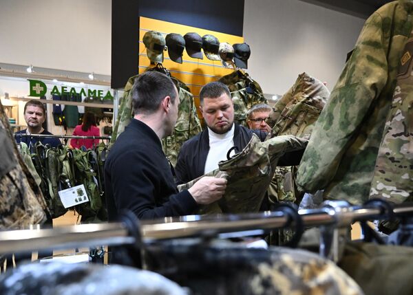 بازدیدکنندگان تجهیزات نظامی را در دومین نمایشگاه تخصصی &quot;تجهیزات&quot; در محوطه نمایشگاه دستاوردهای اقتصاد ملی بررسی می کنند - اسپوتنیک ایران  