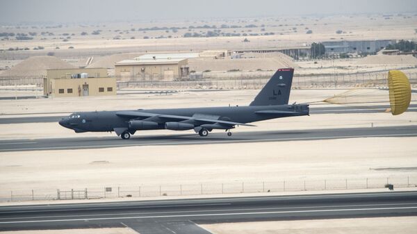 Стратегический бомбардировщик-ракетоносец ВВС США Боинг Б-52 Стратофортресс прибыл на авиабазу Эль-Удейд, Катар - اسپوتنیک ایران  